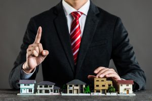 住宅売却について提案するビジネスマン