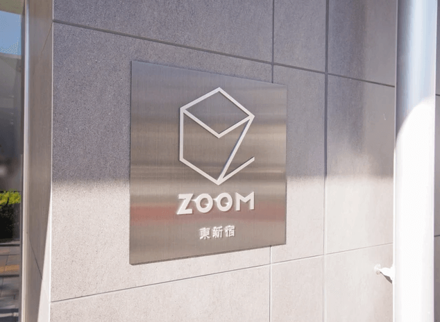 ZOOM東新宿のエンブレム